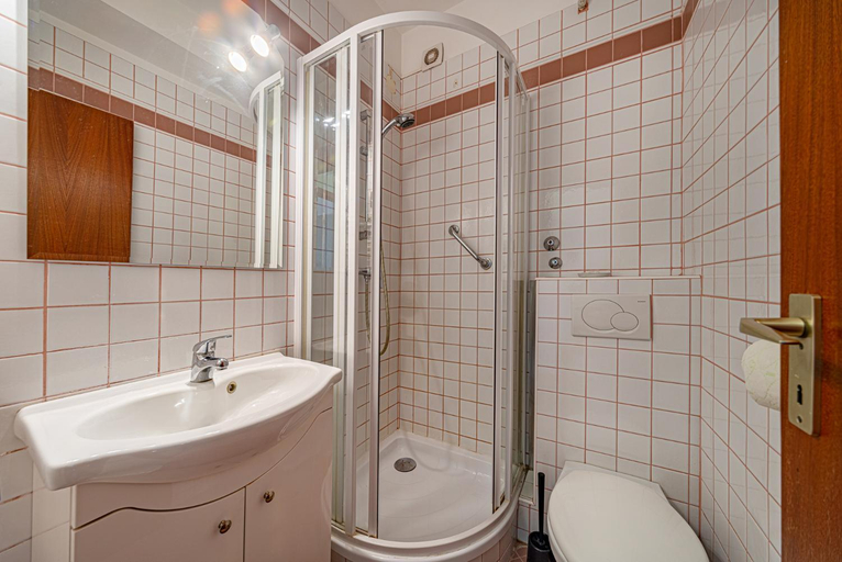 Bathroom 2, Bobbio Hotel, Budapesti