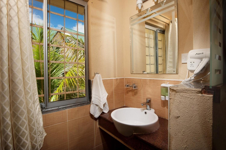 Bathroom 4, Manisa Hotel, Black River