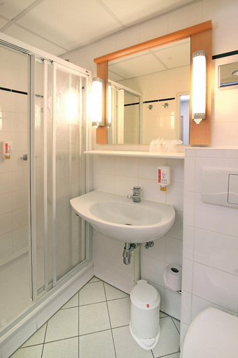 Bathroom 4, ibis Dresden Zentrum, Dresden
