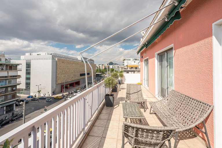 Others 4, Spacious 4BR Penthouse • Updated Bathroom, Attica