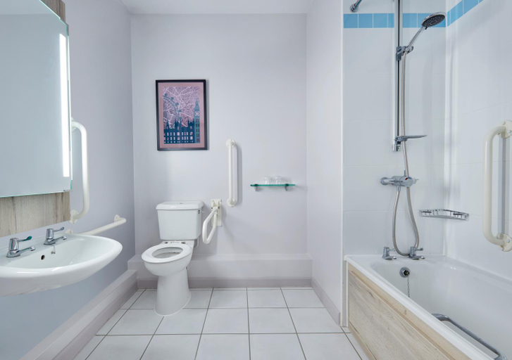 Bathroom 4, Leonardo Hotel London Croydon, London