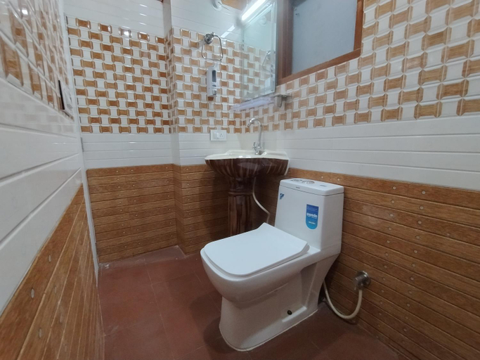 Bathroom 3, Vintage Woods Inn, Shimla