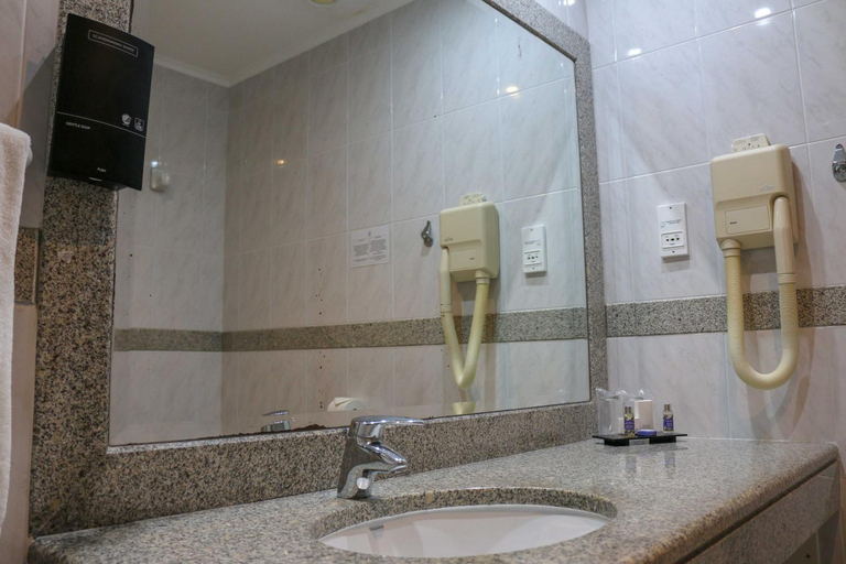Bathroom 5, Horta, Horta