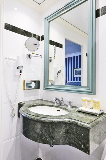 Bathroom 3, Golden Tulip Hotel Washington Opera, Paris