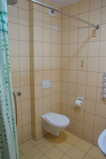 Bathroom 4, NaFali, Puck