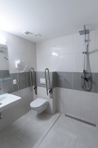 Bathroom 3, Solid Gold, Malacky