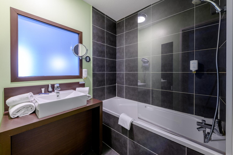 Bathroom 4, Comfort Aparthotel Bordeaux Begles, Gironde