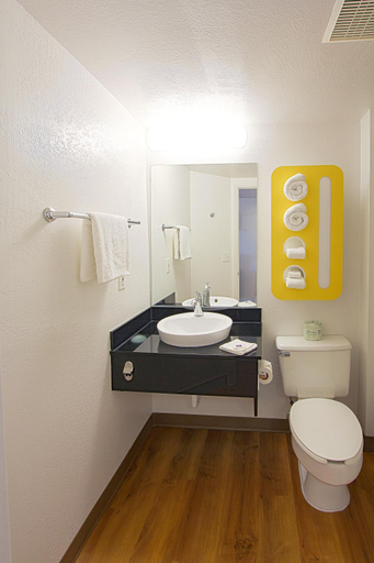 Bathroom 4, Motel 6 East Brunswick, NJ, Middlesex