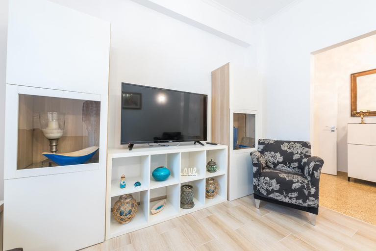 Others 5, Fresh and Clean apt for 6 in Koukaki, Attica