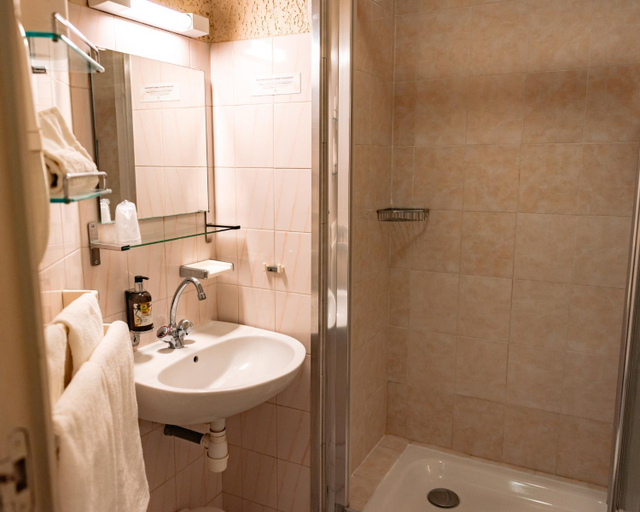 Bathroom 4, Logis Hôtel Héraclée, Gard