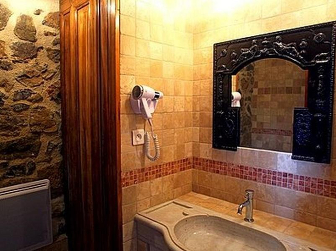 Bathroom 2, Le Clos des Arts, Gard