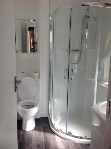 Bathroom 5, Hannahs Guesthouse, Aberdeen
