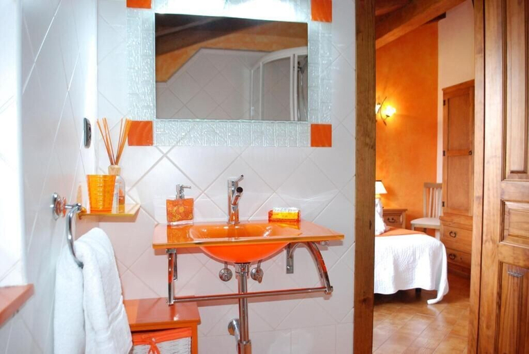 Bathroom 4, posada la fabula, Cantabria