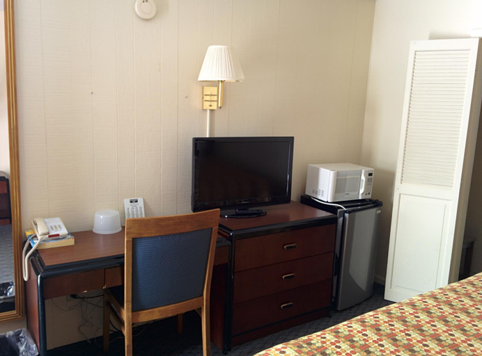 Economy Inn Toledo-Perrysburg, Wood