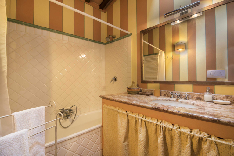 Bathroom 5, Tenuta di Camporsevoli, Siena