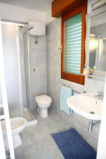 Bathroom 4, Le Tre Civette, Lecce