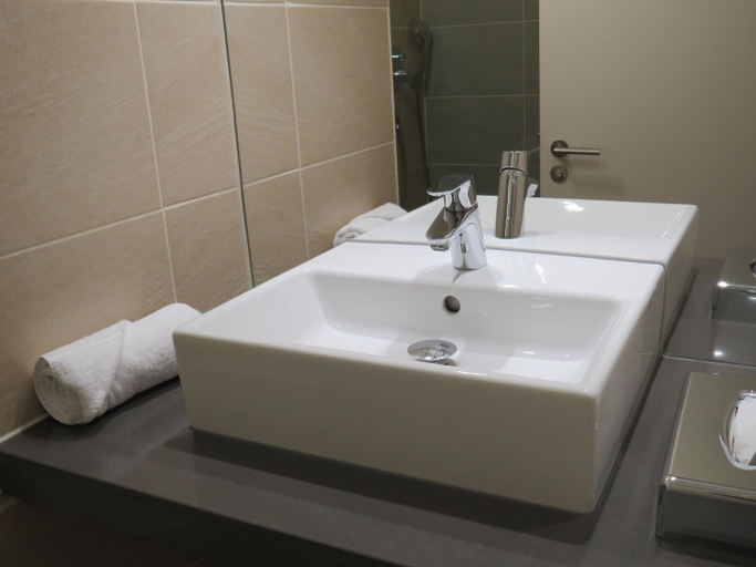 Bathroom 5, Garner Hotel PRESTON SAMLESBURY by IHG, Lancashire