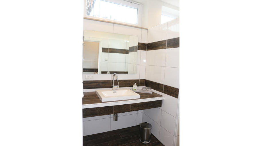 Bathroom 5, Hotel Baldus, Delmenhorst