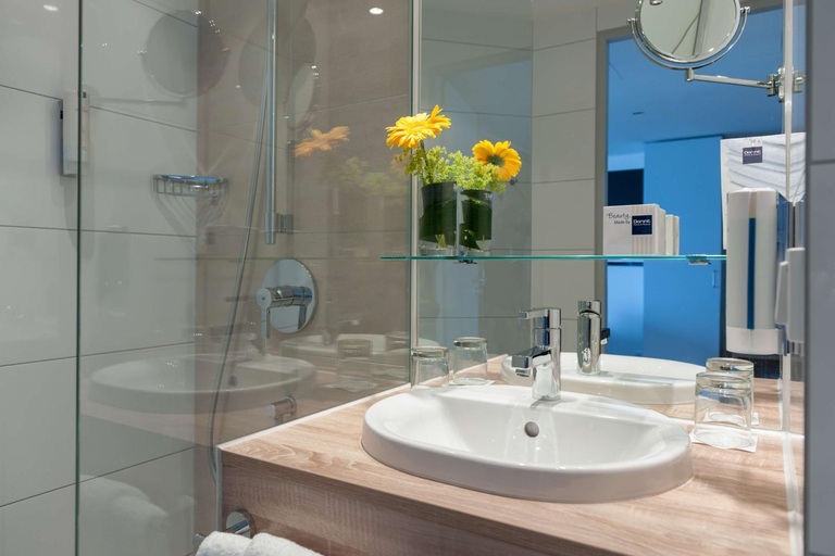 Bathroom, Essential by Dorint Stuttgart Airport abgeändert werden, Esslingen