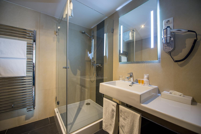 Bathroom 4, The Three Corners Hotel Art Superior, Budapesti