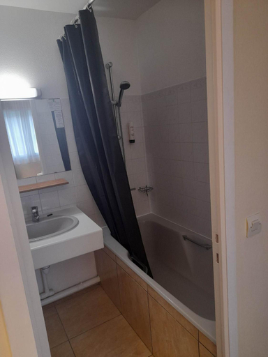 Bathroom 4, Hotel Saint Christophe, Seine-Maritime