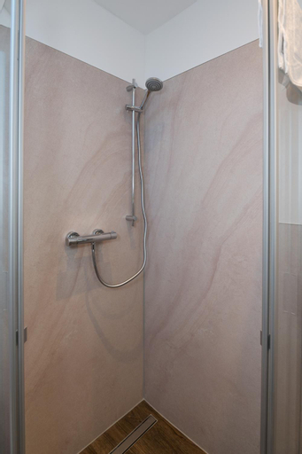 Bathroom 10