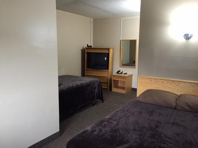 Bedroom 2, Nights Inn Motel, Thunder Bay
