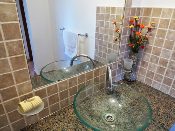 Bathroom 2, LAS PRINCESAS Cabanas frente al rio, Calamuchita