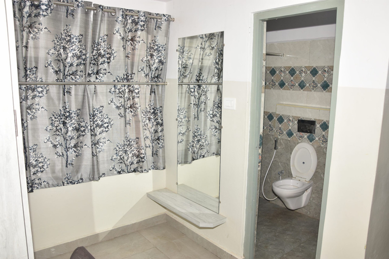 Bathroom 2, Hotel Sree Vasudev, Krishna