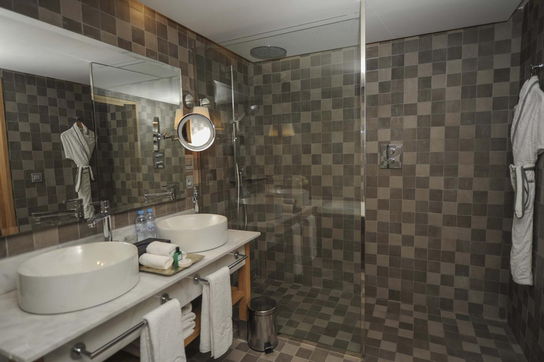 Bathroom 13