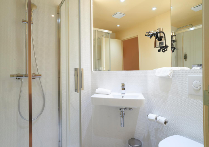 Bathroom 3, Inter Hotel Torcy, Seine-et-Marne