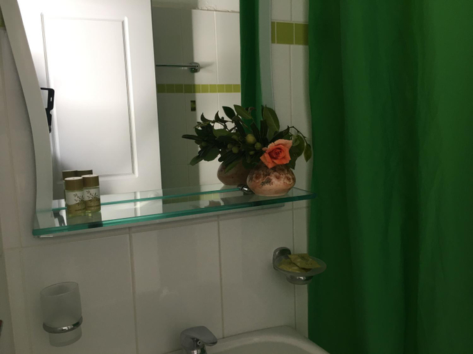 Bathroom 3, Maistrali Studios, South Aegean