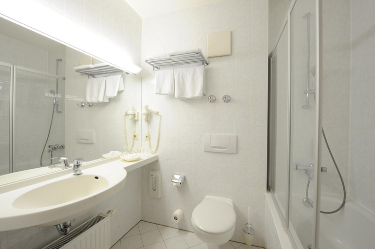 Bathroom 5, Hotel Poinger Hof, Ebersberg