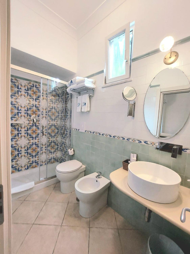 Bathroom 4, Hotel Guarracino, Napoli