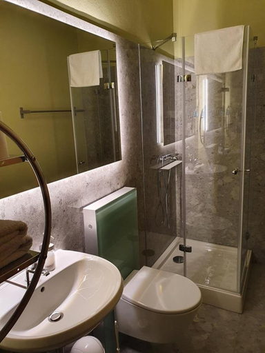 Bathroom 3, The Blue House, Tolmin