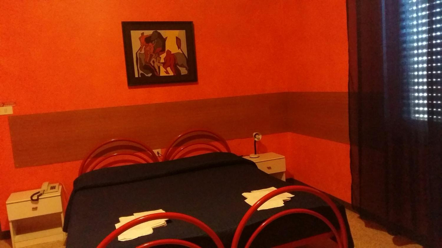 Others 5, Hotel Violetta, Parma