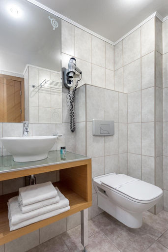 Bathroom 4, Marmara Hotel, Budapesti