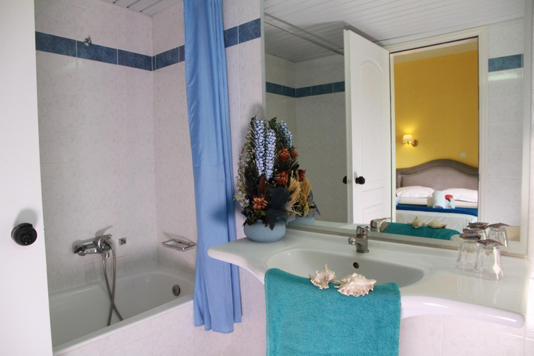 Bathroom 4, Dedalos Beach Hotel, Crete