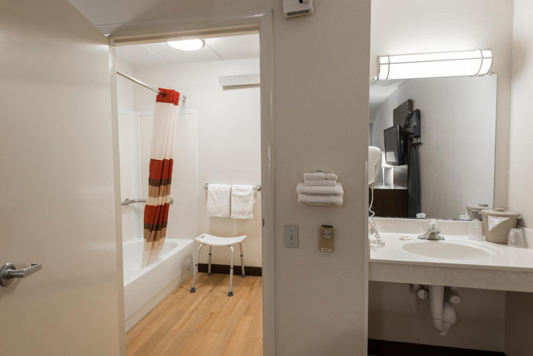 Bathroom 4, Red Roof Plus+ St Louis - Forest Park/ Hampton Ave, Saint Louis