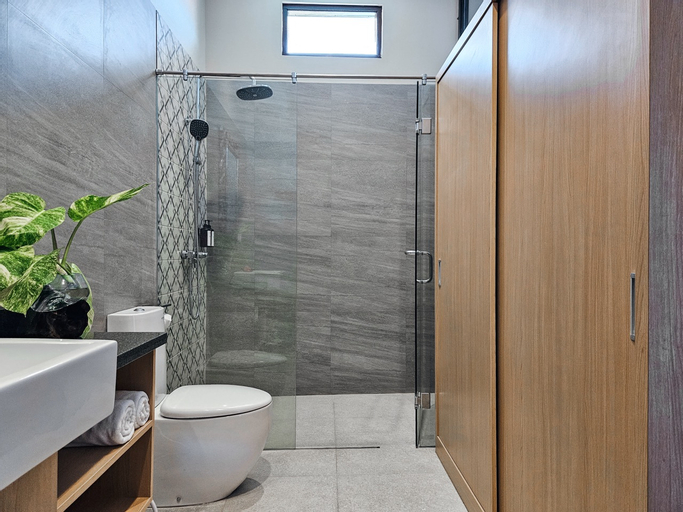 Bathroom 8