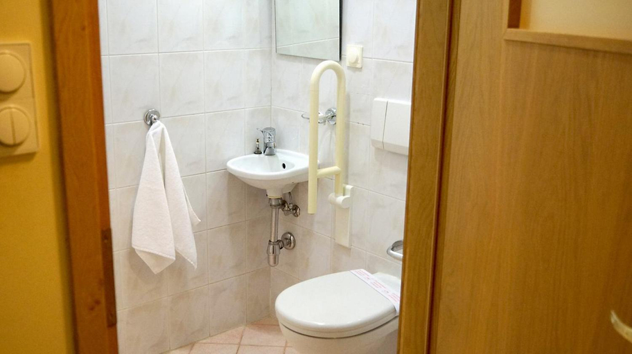 Bathroom 2, Gronie Ski & Bike, Cieszyn