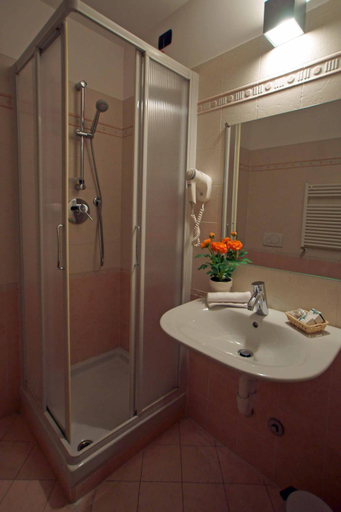 Bathroom 4, Caprice, Torino