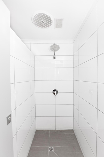 Bathroom 2, Mad Monkey Village, Cairns