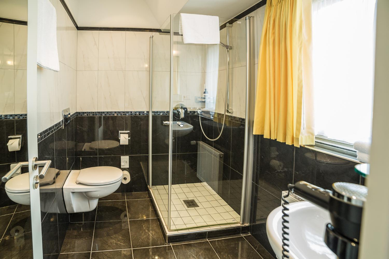 Bathroom 3, Hotel Linde, Schwarzwald-Baar-Kreis