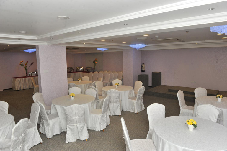 Food & Drinks, Al Reef Hotel, Bausher