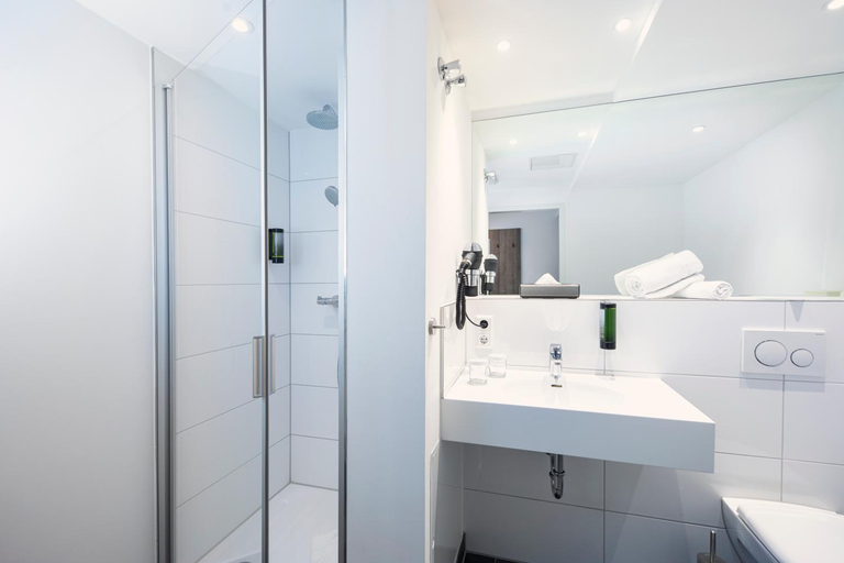 Bathroom 4, Achat Hotel Stuttgart Zuffenhausen, Stuttgart