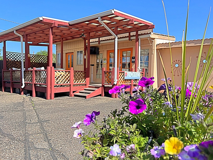 Exterior & Views 2, Home Style Apartments - 1 & 3 BR Suites with Full Kitchen, Coconino