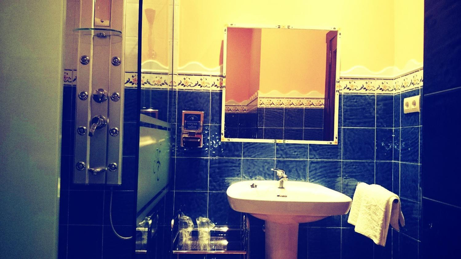 Bathroom, El Huesped del Sevillano AR, Toledo