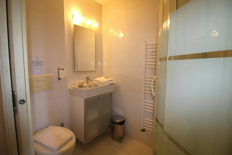 Bathroom, Auberge de la Couronne, Ardèche