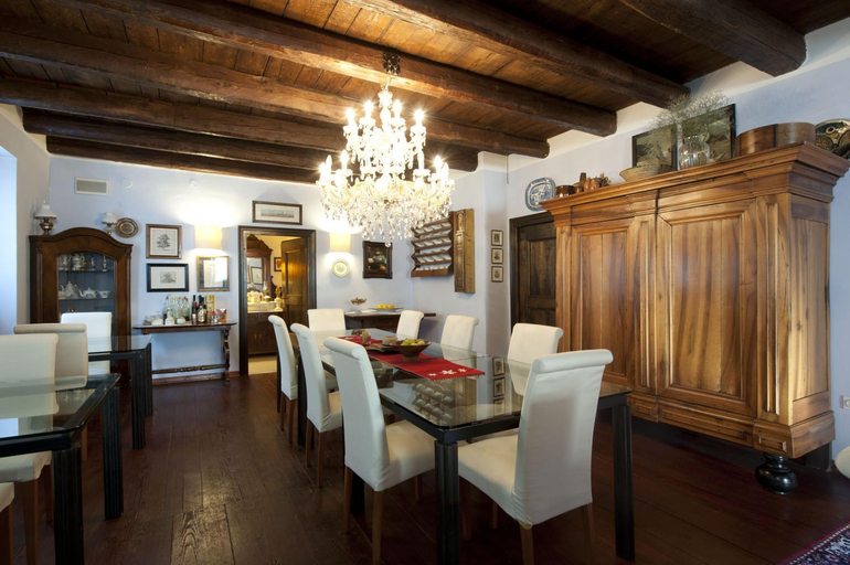 Food & Drinks 4, The Blue House, Tolmin